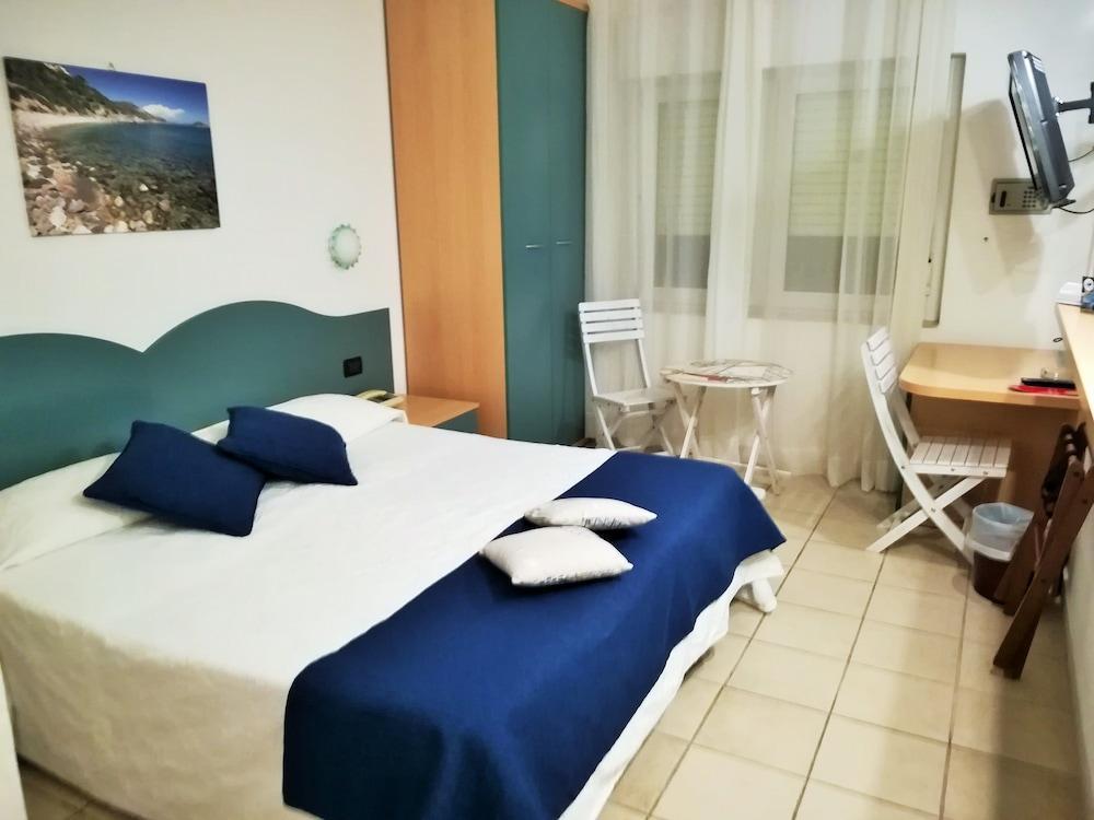 Hotel La Caletta Порто Санто Стефано Экстерьер фото